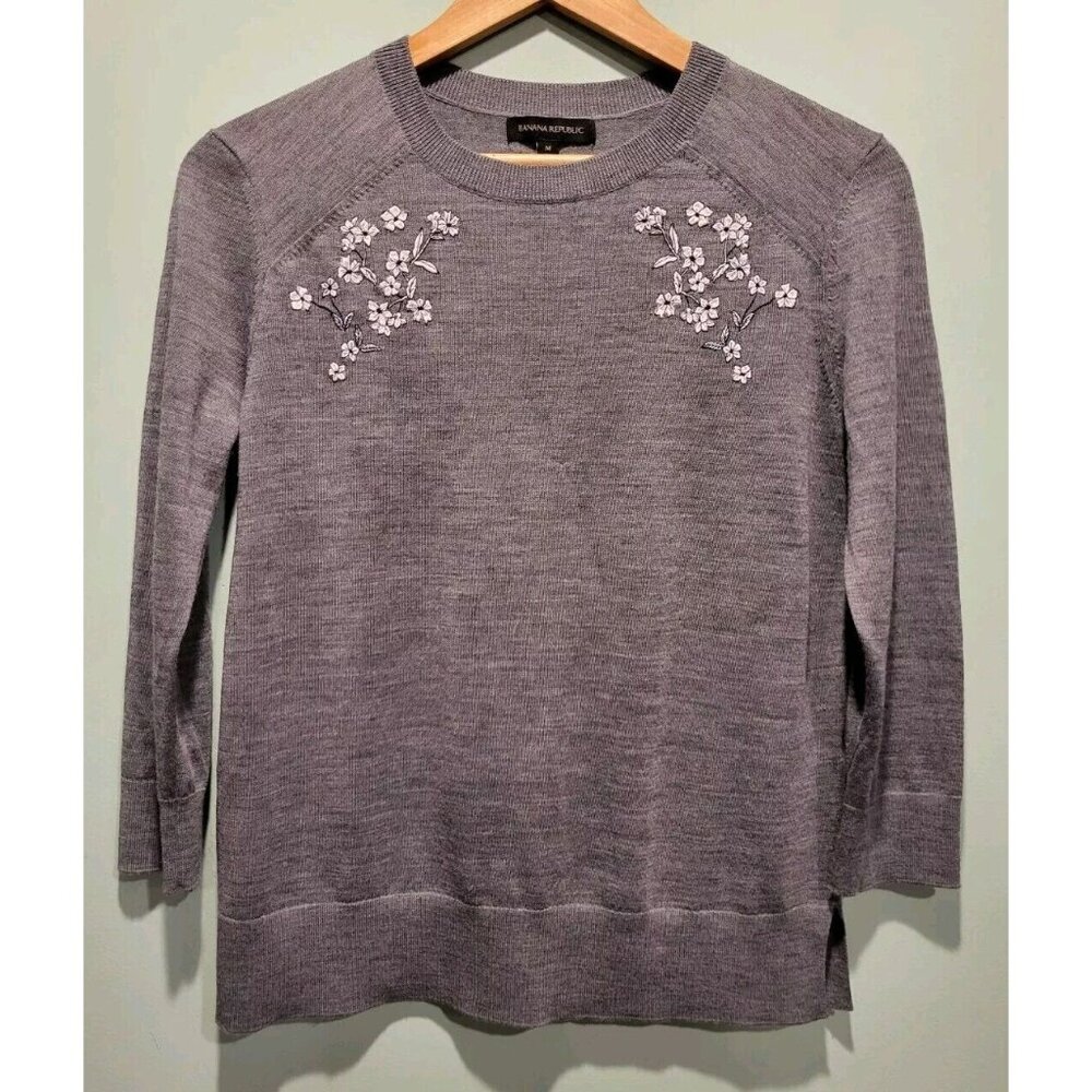 Banana Republic Gray Floral Embroidered Merino Wool Lightweight Sweater Sz M - Picture 1 of 8
